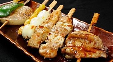 Spiedini yakitori: pollo alla griglia.