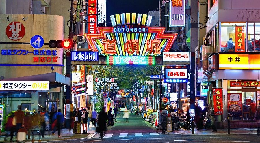 Insegne al neon di notte