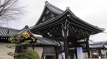 Un imponente portale d'ingresso di un tradizionale tempio giapponese.