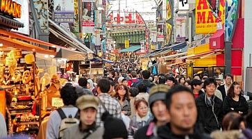 Il mercato di Ameyoko, a Ueno, gremito di gente.