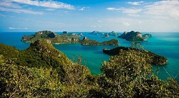 Vista del parco nazionale Ang Thong: mare verde smeraldo e varie piccole isole.