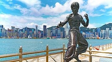 La statua di Bruce Lee sulla Avenue of Stars ad Hong Kong.
