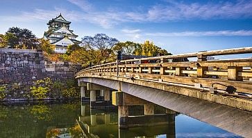 Il ponte che porta verso il castello di Osaka.