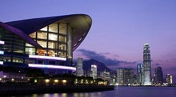 Il centro congressi di Hong Kong, poco dopo il tramonto.