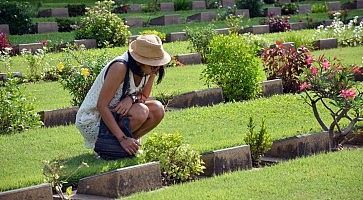 Ragazza ricorda i caduti al cimitero di guerra di Kanchanaburi.