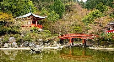 Il tempio Daigo-ji e il pittoresco ponte rosso.