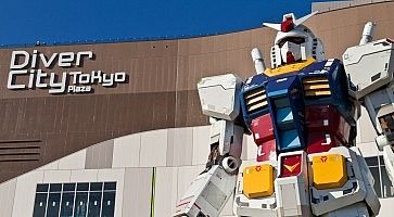 Il Gundam di Odaiba, con alle spalle il centro commerciale Divercity.