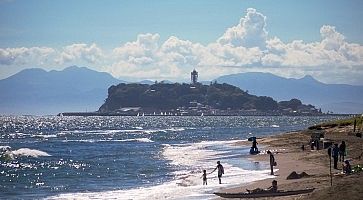 La spiaggia e sullo sfondo l'isola di Enoshima.