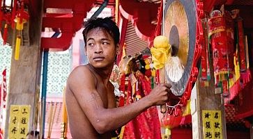 Percussionista al festival vegetariano di Phuket.