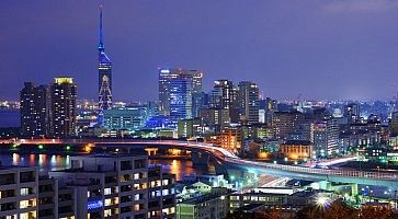 Vista della città di Fukuoka, di notte.