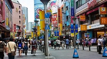 La strada di Ikebukuro che porta al centro commerciale Sunshine City.