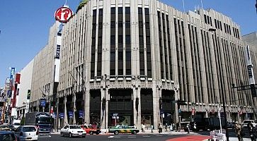 L'edificio del grande magazzino Isetan a Shinjuku.