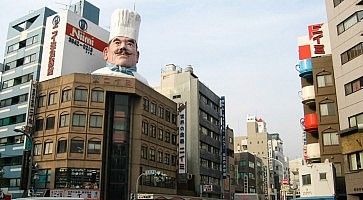 La strada Kappabashi Dori, con la grande statua di uno chef sopra un palazzo.