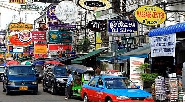 Traffico e insegne a Khao San Road.