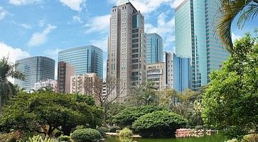 Il Kowloon Park e i vicini grattacieli.