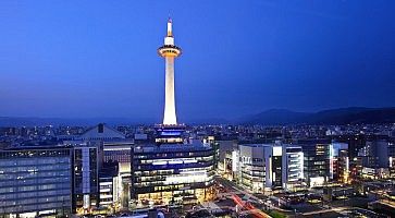 La Kyoto Tower di notte.