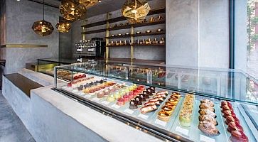 Dolci in vetrina alla pasticceria Libertable.