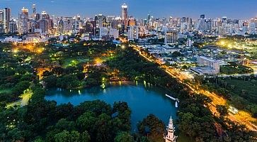 Vista dall'alto del Parco Lumpini, di notte.