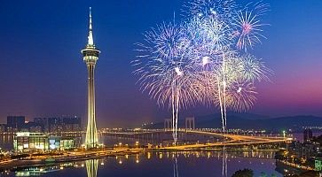 Fuochi d'artificio e la torre di Macao.