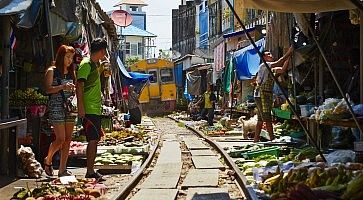 Treno in arrivo, nel binario che passa in mezzo al mercato Maeklong.