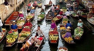 Venditori al mercato galleggiante Damnoen Saduak.