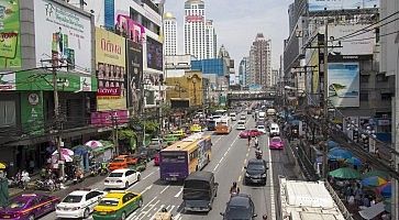 Traffico per le strade nella zona del mercato Pratunam a Bangkok.