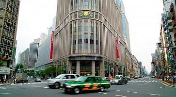 L'ingresso dello storico grande magazzino Mitsukoshi, a Nihonbashi.