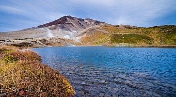 Lago e montagne al parco Daisetsuzan.