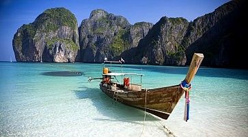 La spiaggia e il mare a Maya Bay, con una caratteristica barca.