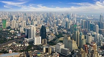 La visita di Bangkok in una giornata di sole.