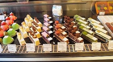 Dolci in vetrina alla pasticceria Sadaharu Aoki a Tokyo.