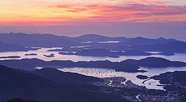 Vista con mare e piccole isole a Sai Kung, al tramonto.