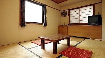 Stanza tradizionale molto semplice, al Sakura Ryokan di Asakusa.