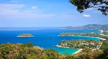 Meravigliosa vista di Phuket: mare cristallino e spiagge bianche.