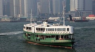 Il traghetto Star Ferry ad Hong Kong mentre sta per attraccare.