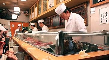 Chef preparano sushi al ristorante Sushi Dai.
