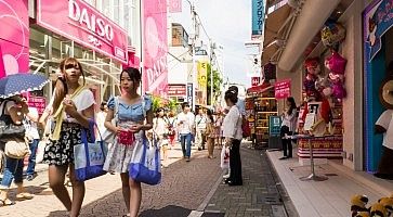 Persone camminano nella strada Takeshita Dori.