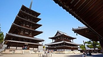 Il tempio Horyuji, e la sua antica struttura in legno.