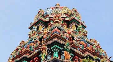 Dettaglio del colorato tempio Mariamman a Bangkok.