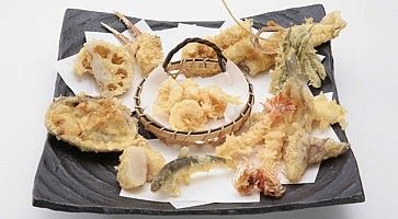 Piatto con tempura mista, al ristorante Tempura Tsunahachi.