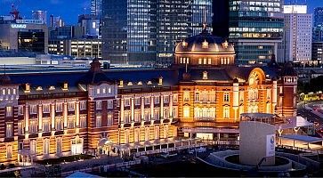 La stazione di Tokyo, al cui interno si trova il Tokyo Station Hotel.