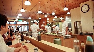Commensali attendono di mangiare il tonkatsu, nel ristorante Tonki a Meguro.