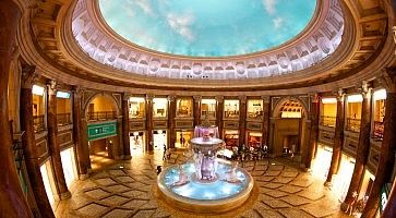 La riproduzione di una piazza europea, con fontana e cielo finto, al centro commerciale Venus Fort.