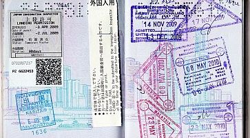 Passaporto con molti timbri di visto di molti Paesi.