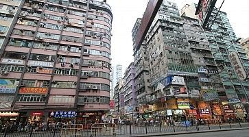 Vecchi edifici nella zona di Yau Ma Tei ad Hong Kong.