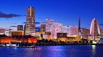Skyline di Yokohama di sera.