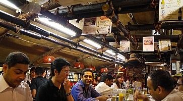 Commensali all'izakaya Ady's Shin Hinomoto.