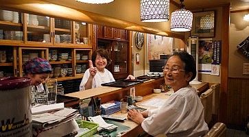La proprietaria del ristorante Asuka a Kyoto, in posa per una foto.