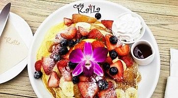 Piatto con pancake alla frutta da Cafe Kaila a Tokyo.