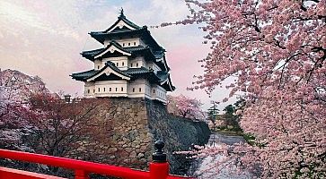 Il castello di Hirosaki in primavera.